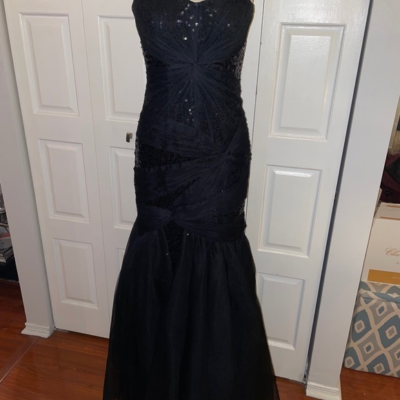 Monique Lhuillier Gown - Picture 2 of 7